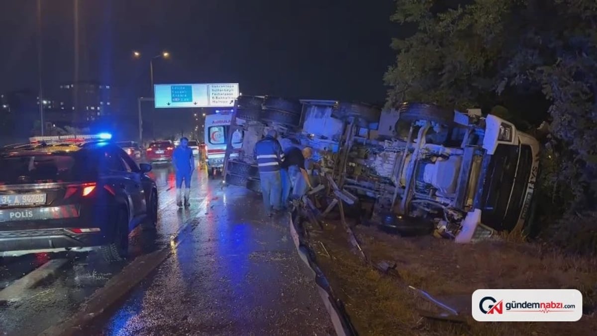 Sancaktepe'de beton mikseri devrildi, yaralı yok