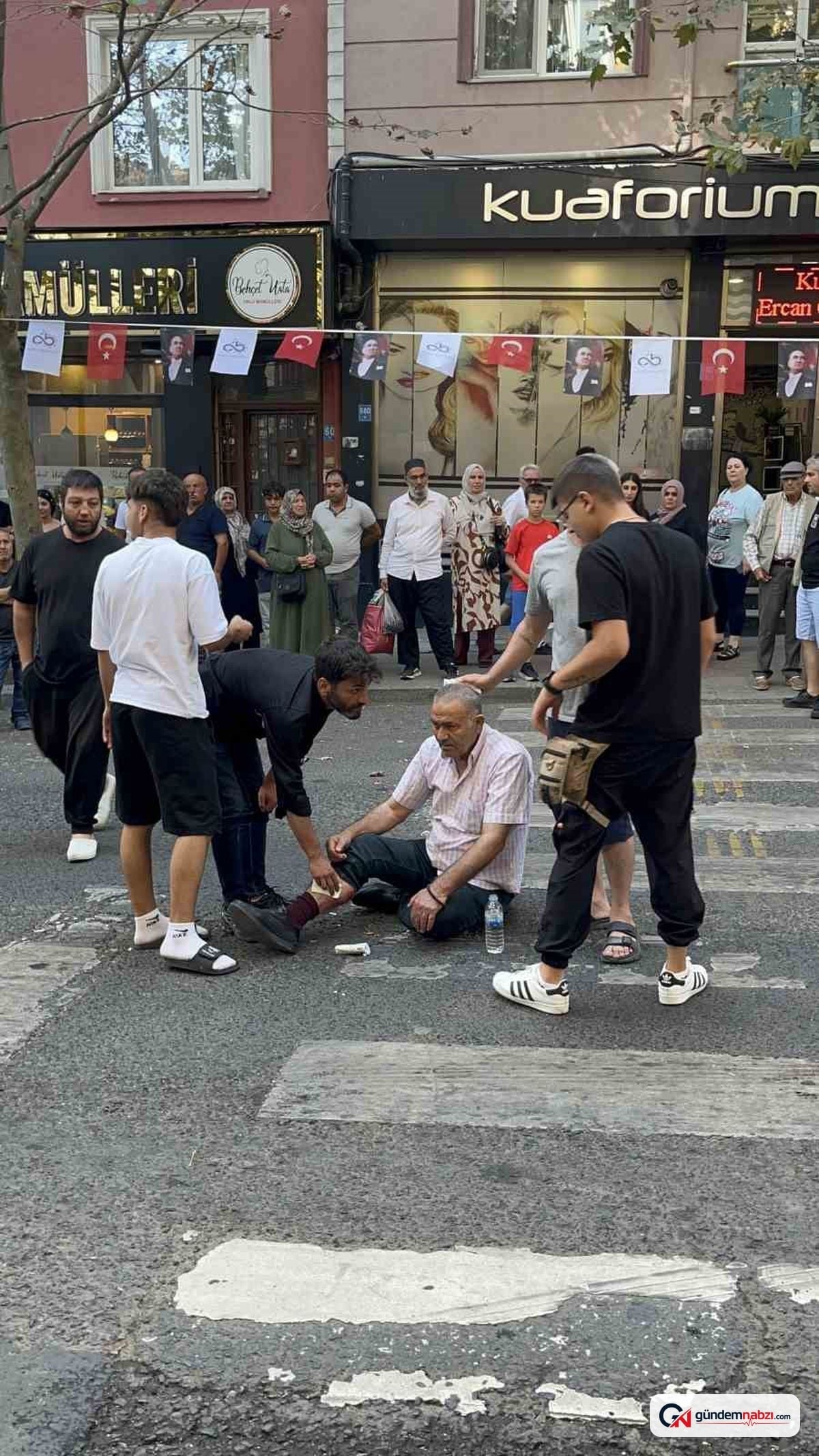Ehliyetsiz motosiklet sürücüsü, yaya geçidinde yaşlı adama çarptı