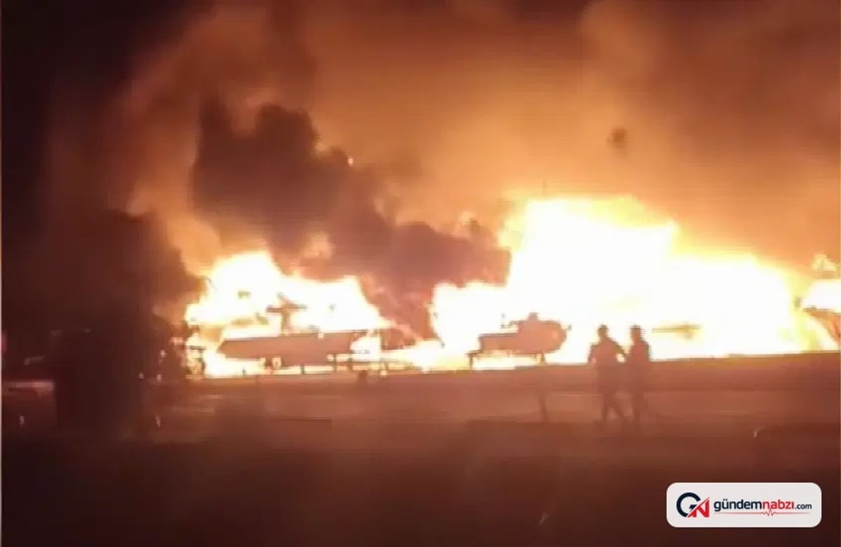 Antalya'da balıkçı barınağında yangın çıktı, 20'den fazla tekne kül oldu