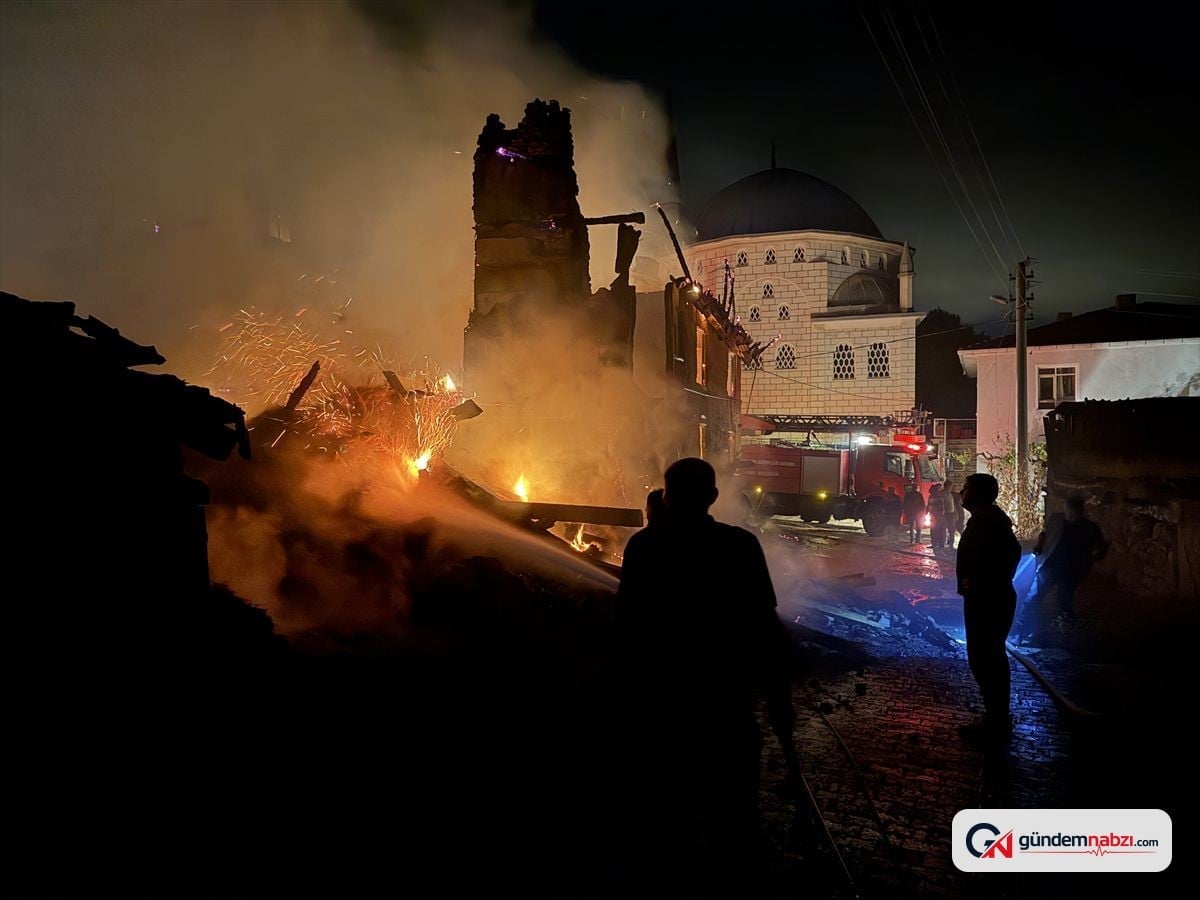 Kütahya'da ev yangını samanlıklara sıçradı