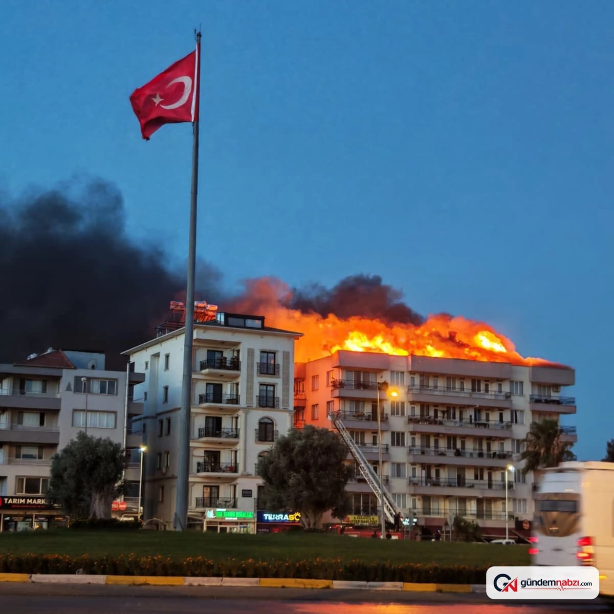 Muğla Milas'ta 5 katlı binanın çatısında yangın çıktı