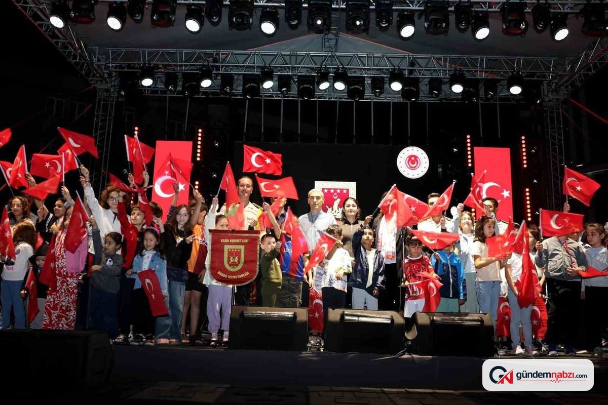 Afyonkarahisar'da Zafer Haftası müzik ve halk oyunlarıyla kutlandı