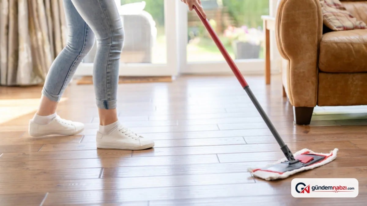 Parkeler günlerce toz tutmayacak: Temizlik suyuna siyah çay ekleyin