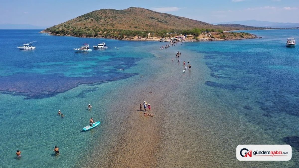 Balıkesir Ayvalık'ta Yalancı Boğaz'da ziyaretçiler yürüyerek ada geçiyor
