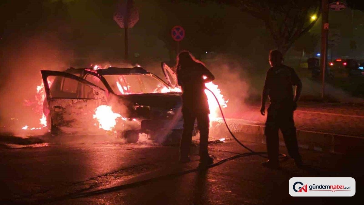 Antalya'da alev alan otomobildeki aile kurtuldu