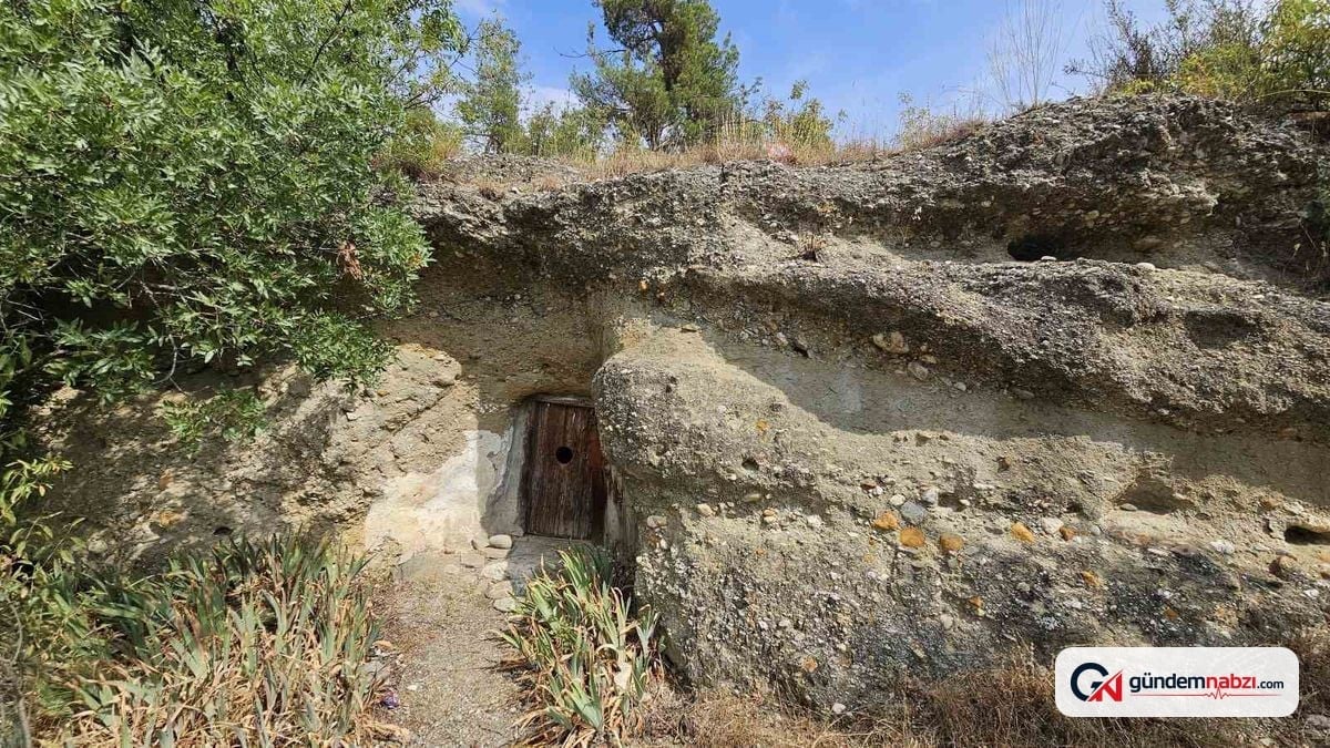 Sinop Boyabat'ta Kaya altında türbe