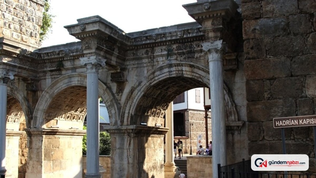 Antalya'daki Hadrian Kapısı'nın ışıklandırma çalışması tamamlandı