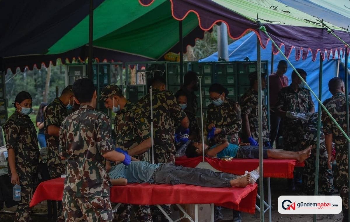 Nepal'de 261 yabancı turist kurtarıldı, 320 kişiyle irtibat kurulamadı