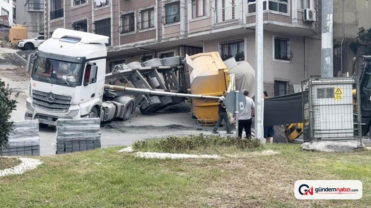 Kağıthane'de kum yüklü hafriyat kamyonunun dorsesi devrildi