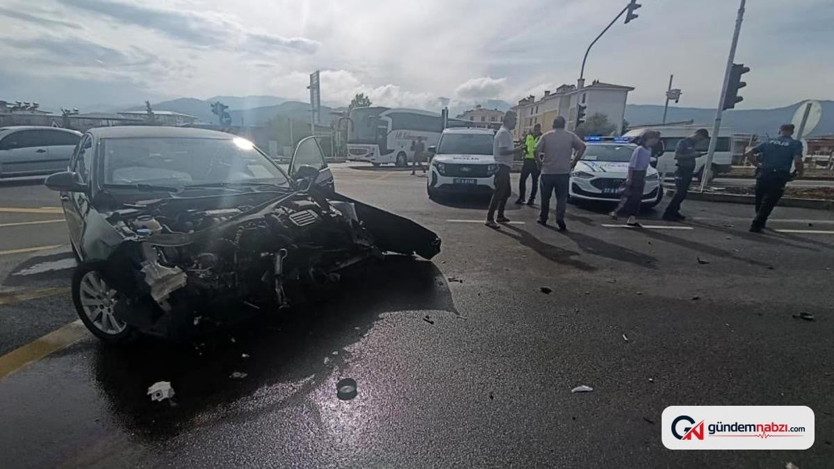 Gaziantep İslahiye'de İki otomobil kavşakta çarpıştı