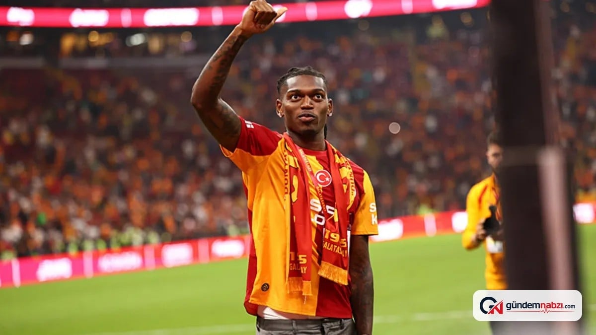 Galatasaray'da Rafael Leao tribünleri selamladı