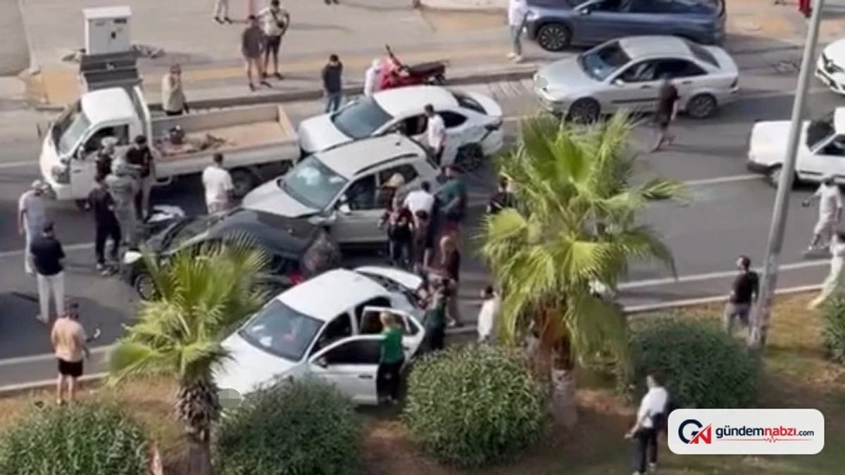Mersin Erdemli'de 7 araç zincirleme kazaya karıştı
