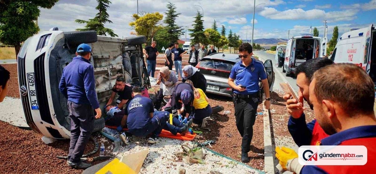 Afyonkarahisar'da iki otomobil çarpıştı, 3 yaralı