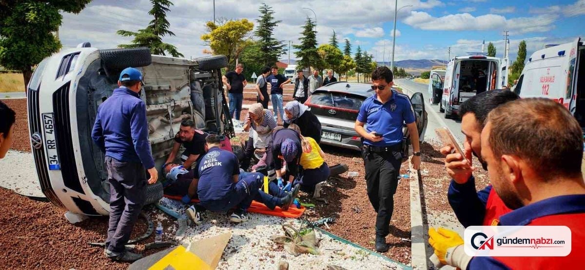 Afyonkarahisar'da iki otomobil çarpıştı: 7 kişi yaralandı