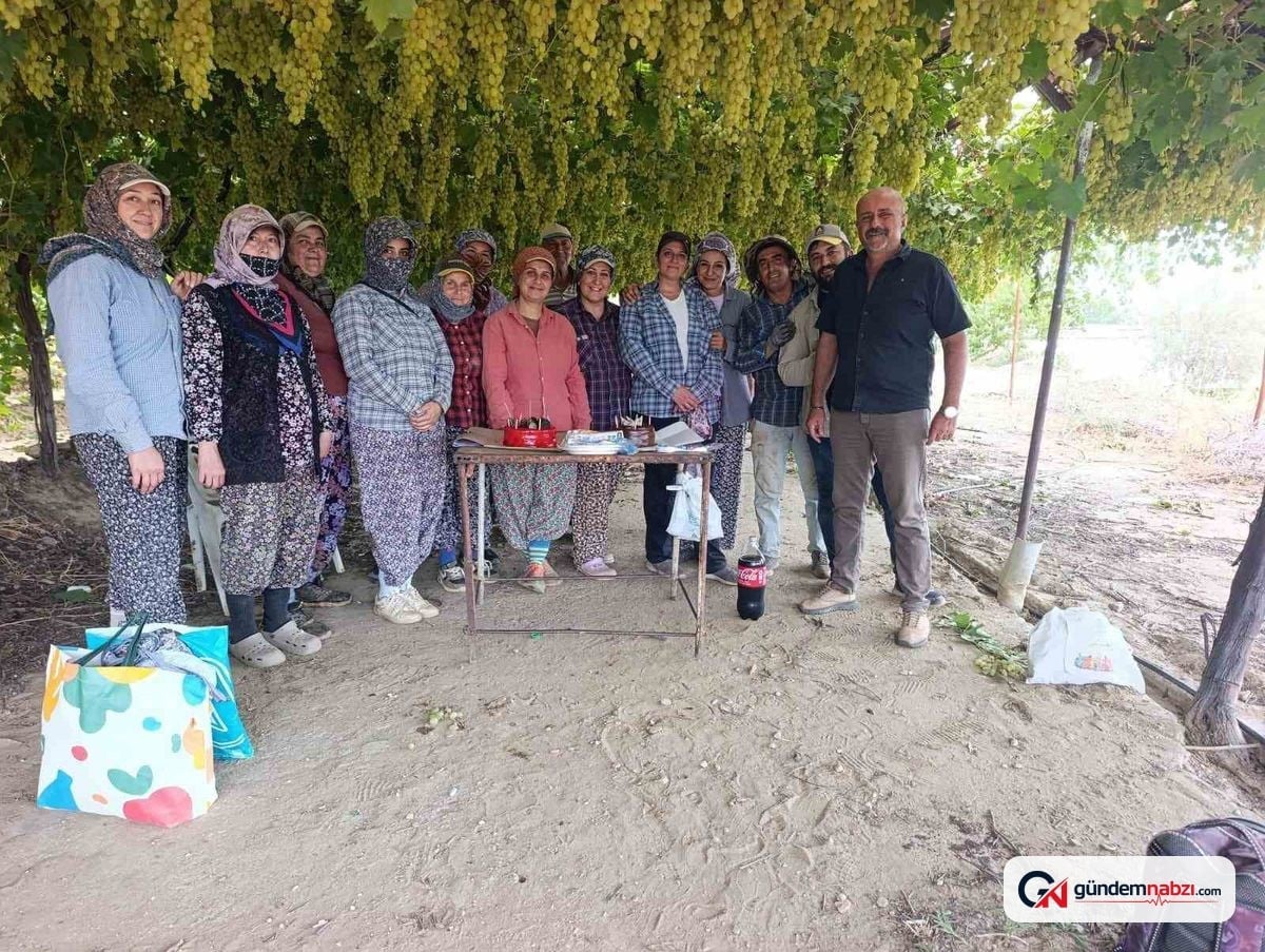 Manisa’da çiftçiden işçisine üzüm bağında doğum günü sürprizi