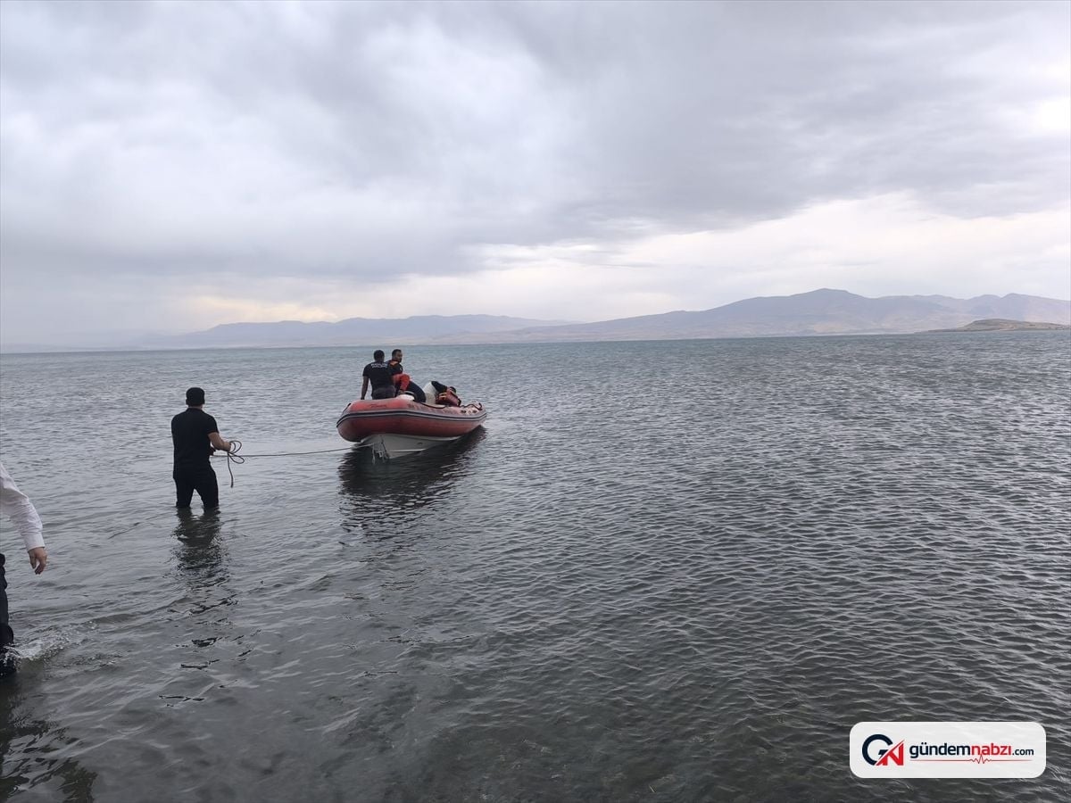 Van Gölü'nde sürüklenen 3 kişi kurtarıldı