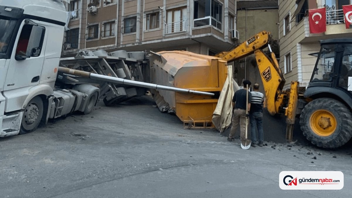Çağlayan'da kum boşaltan kamyonun damperi yan yattı