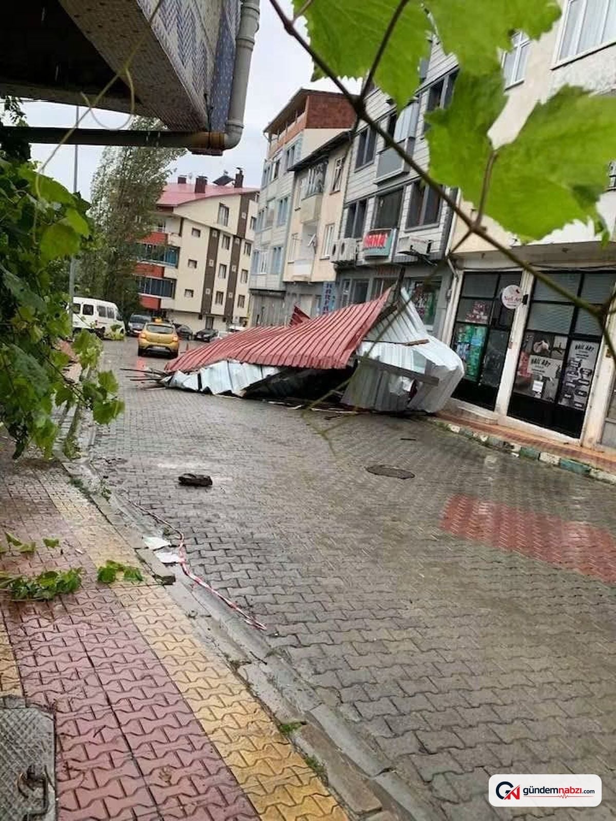 Artvin Şavşat’ta Fırtınada Uçan çatı 3 aracın üzerine düştü