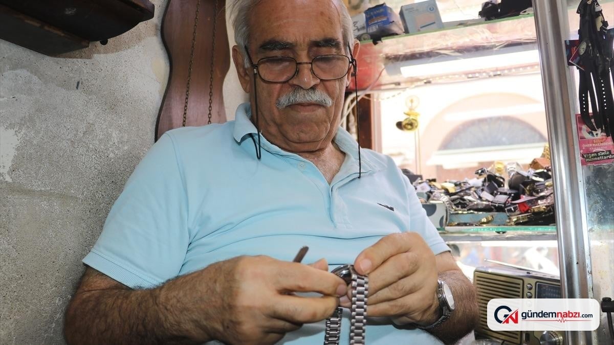Adana'da saatçi 51 yıldır aynı dükkanda çalışıyor
