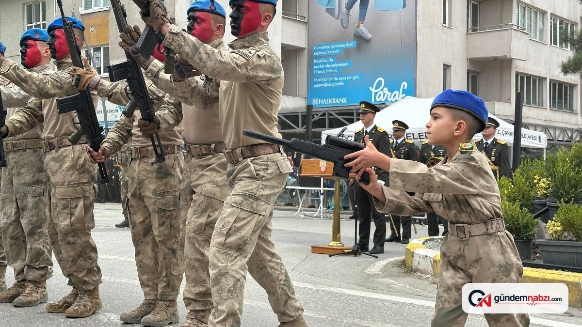 Çankırı'da minik asker, 30 Ağustos töreninde komandolara eşlik etti