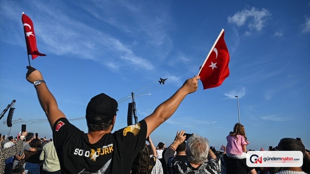 SOLOTÜRK'ün gösteri uçuşuna İstanbullular yoğun ilgi gösterdi