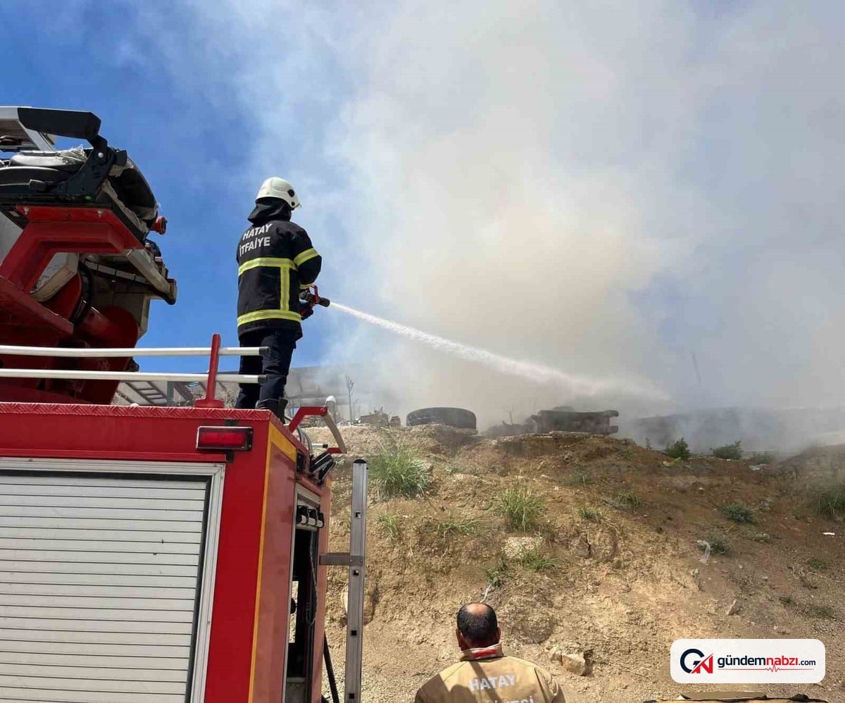 Hatay'da şantiye deposu yangında yandı