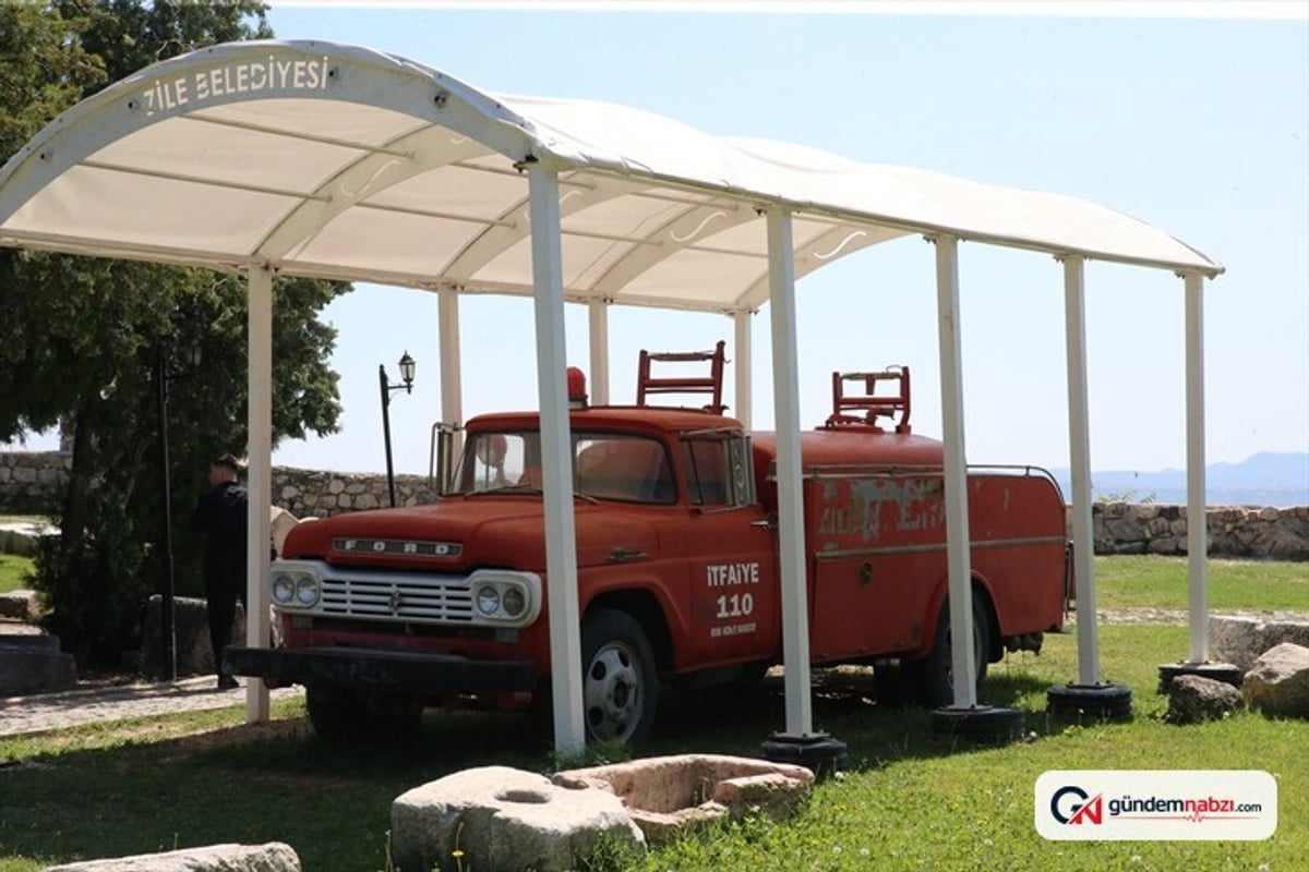 Tokat Zile'de 1957 model itfaiye aracı müze bahçesinde sergileniyor