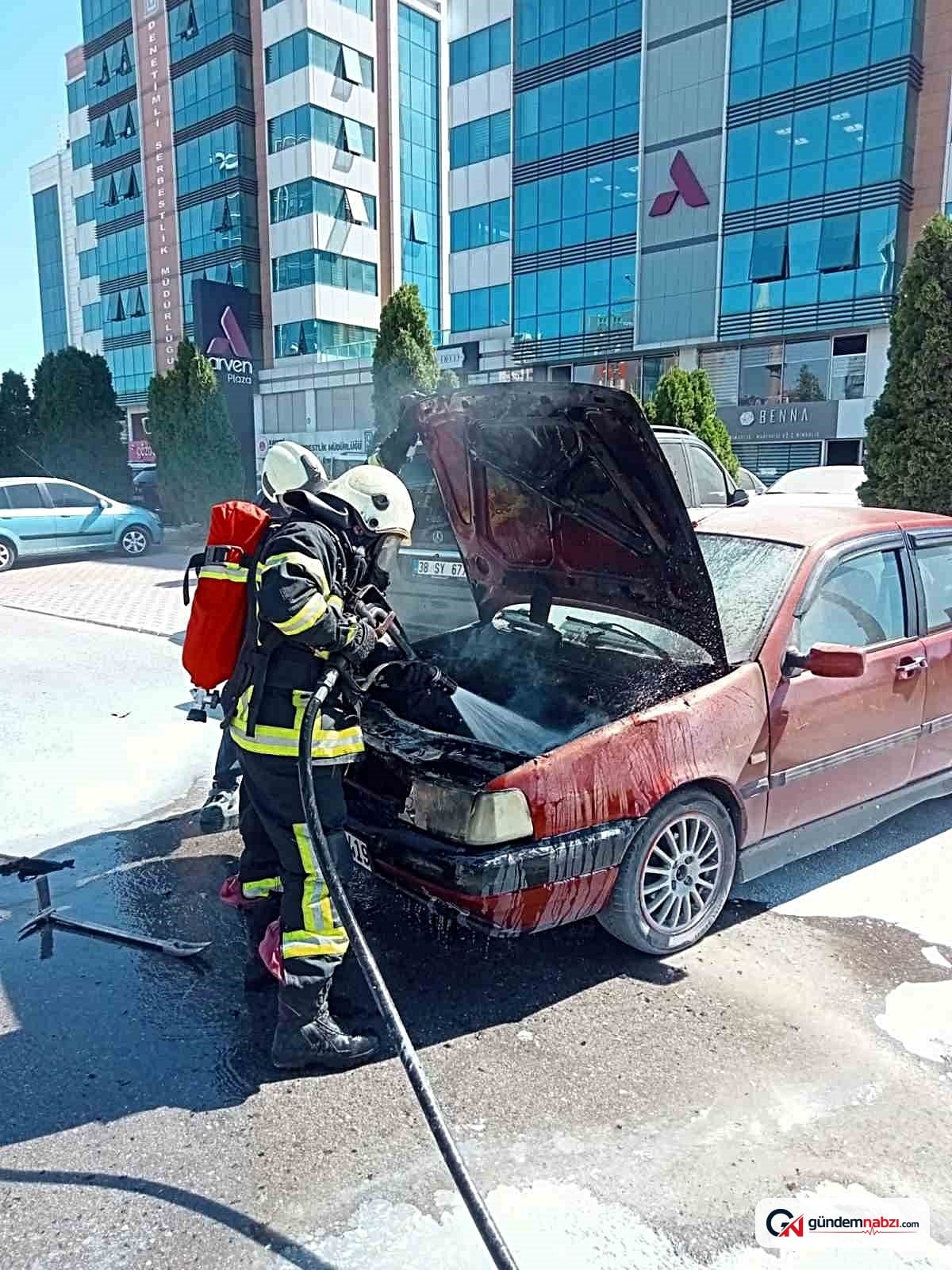Kayseri'de park halindeki otomobil yandı