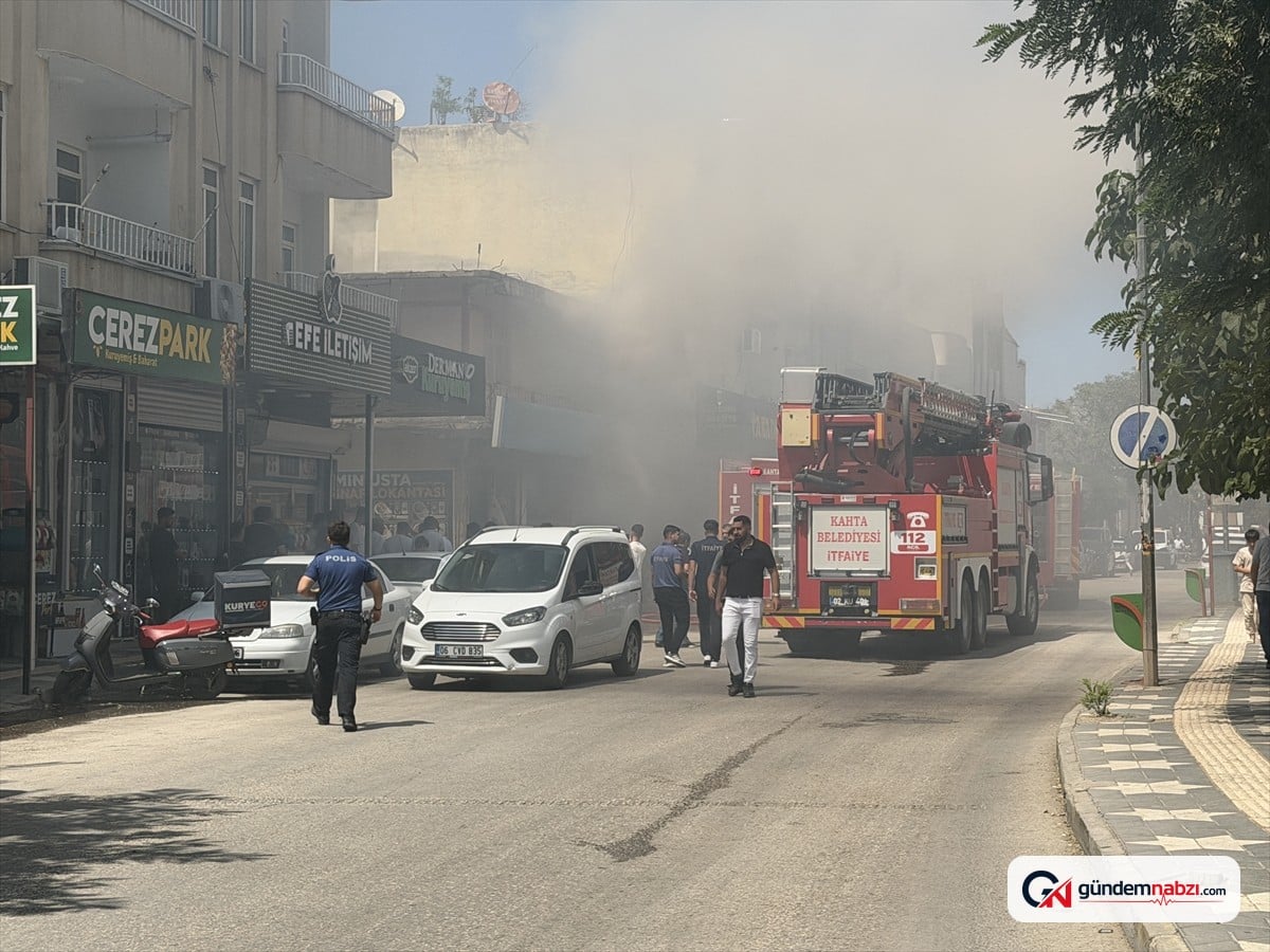 Adıyaman'da iş yeri yangını: 2 itfaiyeci dumandan etkilendi, 1 yaralı