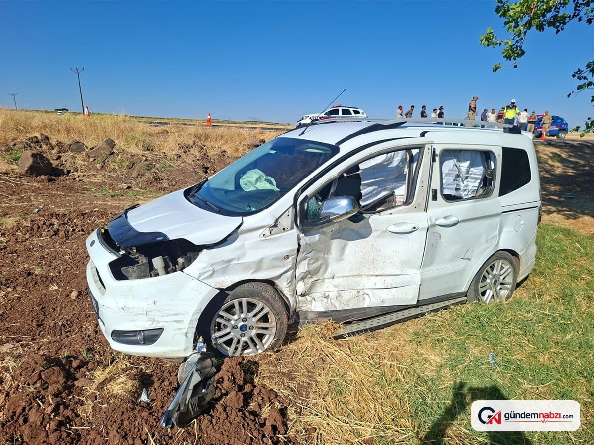 Şanlıurfa Siverek'te iki araç çarpıştı, 6 yaralı