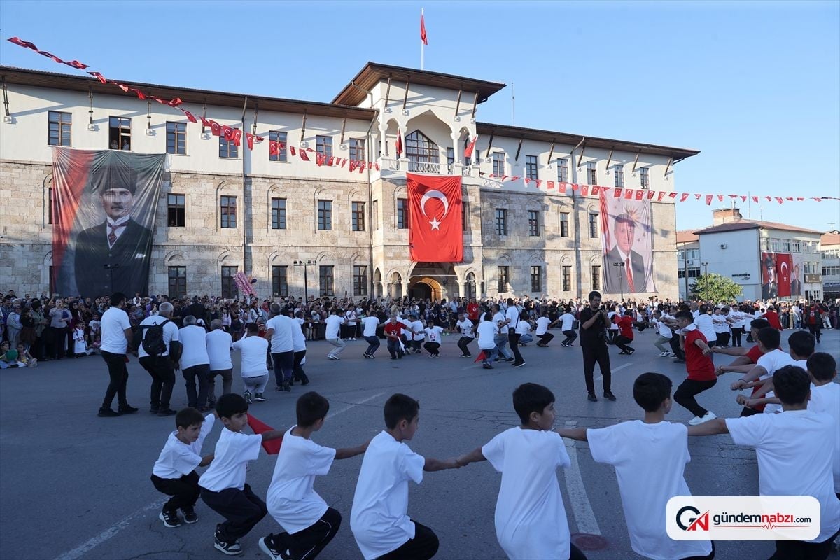 Sivas'ta 1058 kişiyle halay rekoru kırıldı