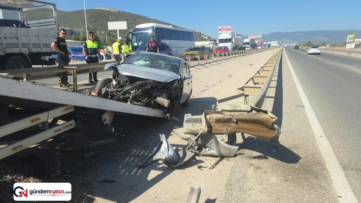 Bursa'da otomobil bariyerlere saplandı, 3 kişi yaralandı