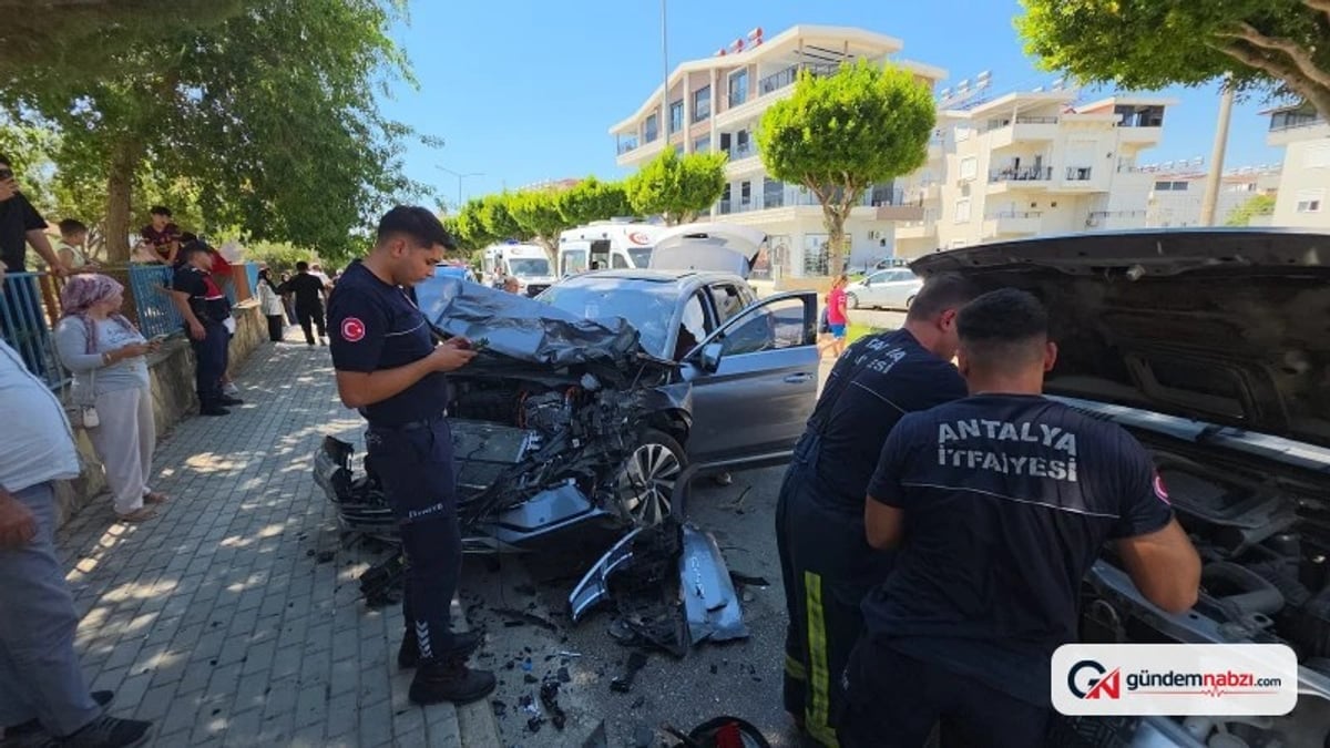 Antalya'da otomobil ile kamyonet çarpıştı: 3 yaralı