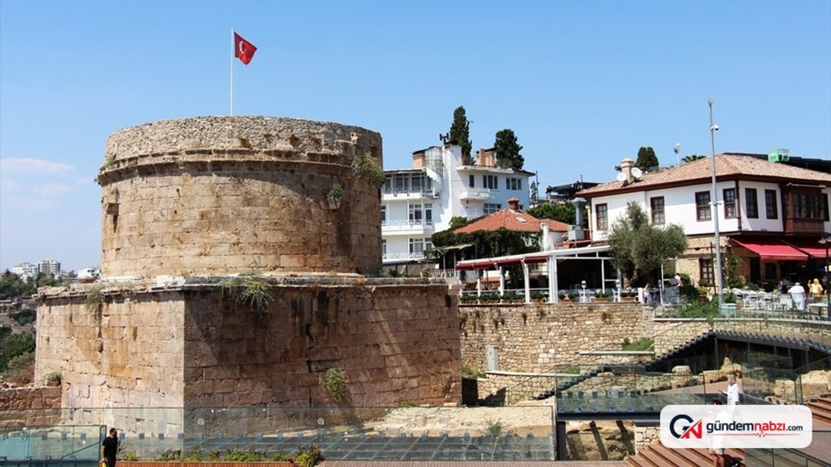 Antalya'nın Kaleiçi bölgesinde 2 bin yıllık tarih yaşatılıyor