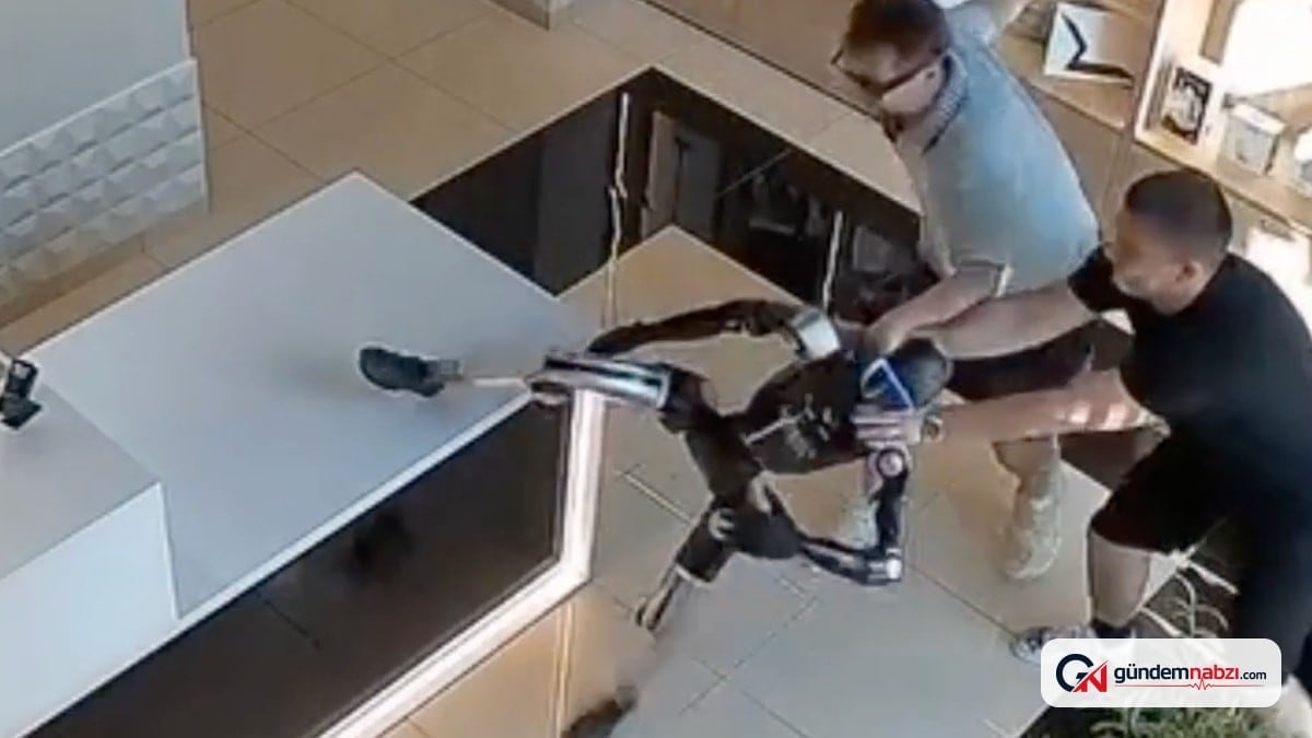 Rusya'da robot, kendisini iten müşteriye saldırdı