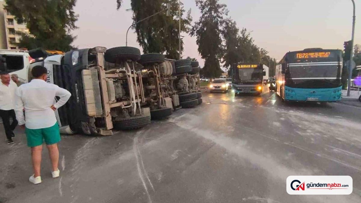 Antalya'da beton mikseri devrildi, sürücü yaralandı