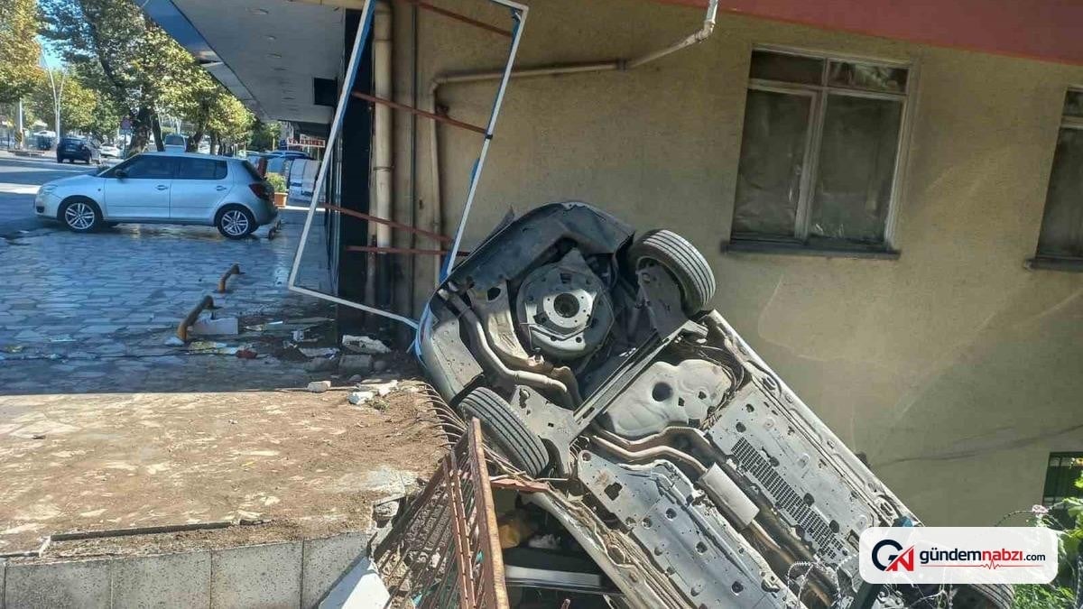 Ankara Altındağ'da iki araç çarpıştı, 1 kadın yaralandı