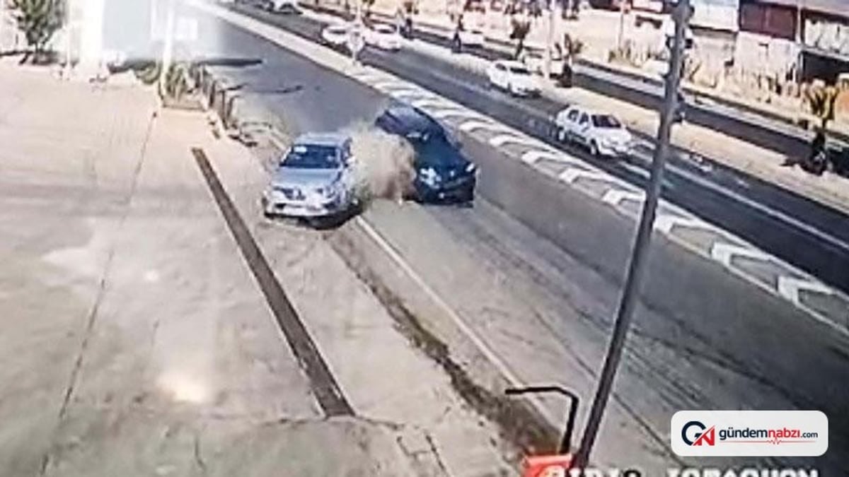 İzmir'de iki otomobil ile TIR çarpıştı: 1 yaralı