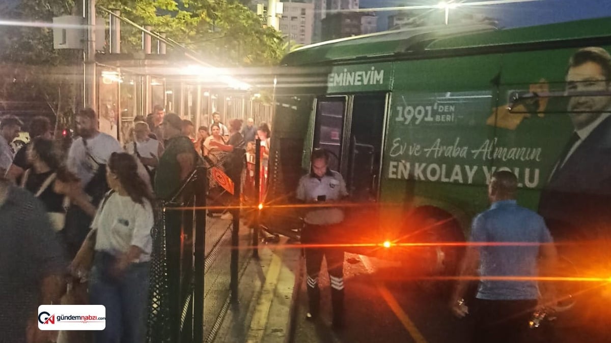İstanbul'da geri manevra yapan metrobüs bariyere çarptı