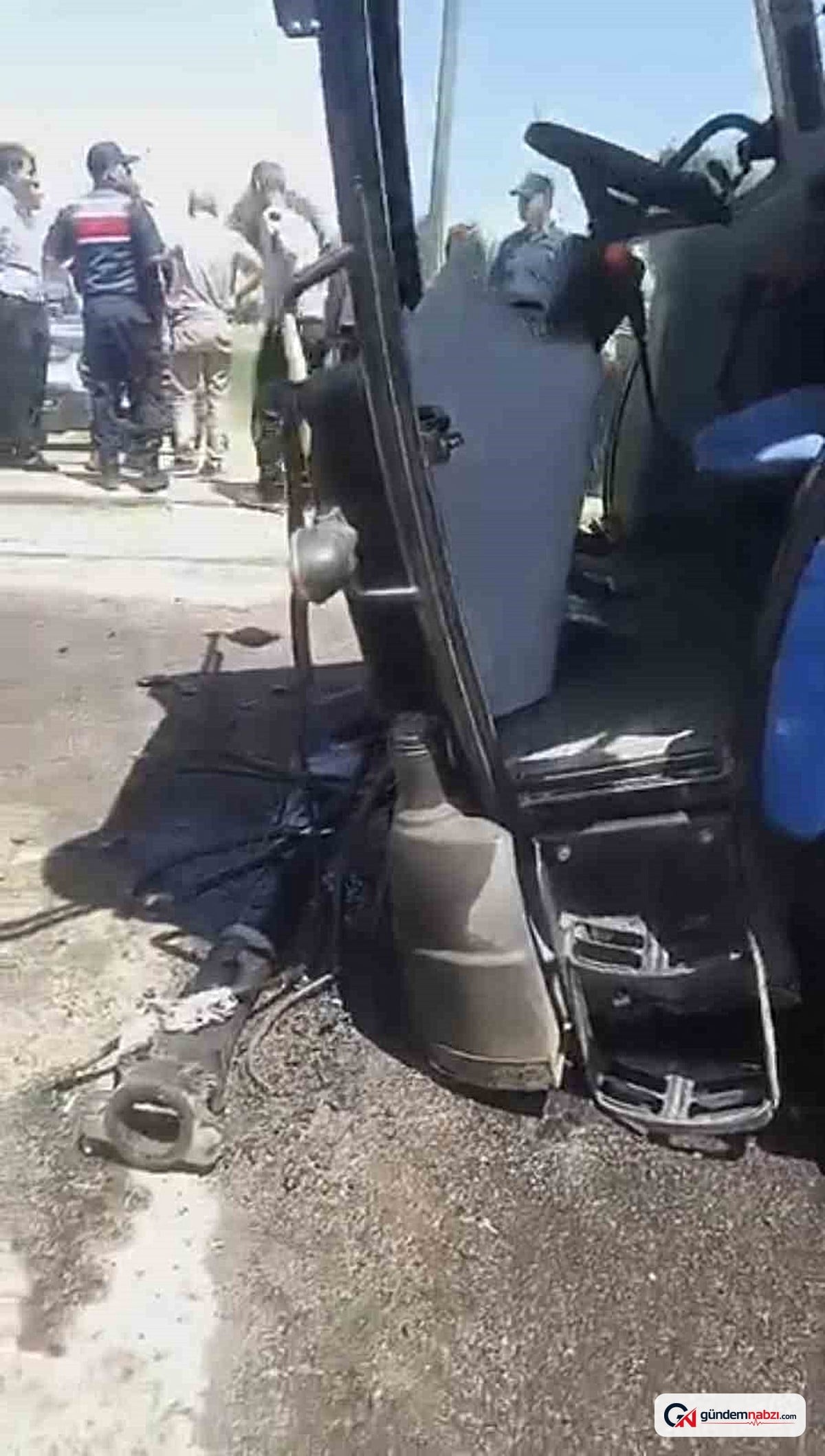 Muş'ta trenin çarptığı traktör ikiye bölündü
