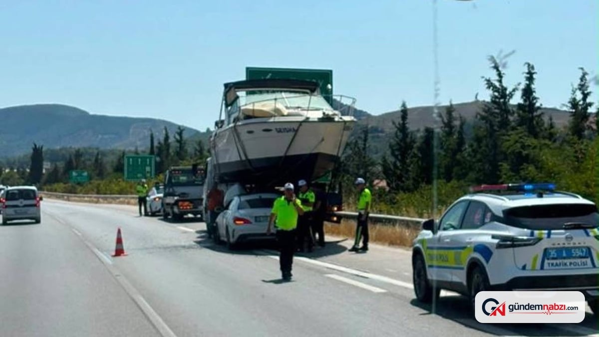 İzmir'de şaşırtıcı kaza: Otomobil teknenin altına girdi