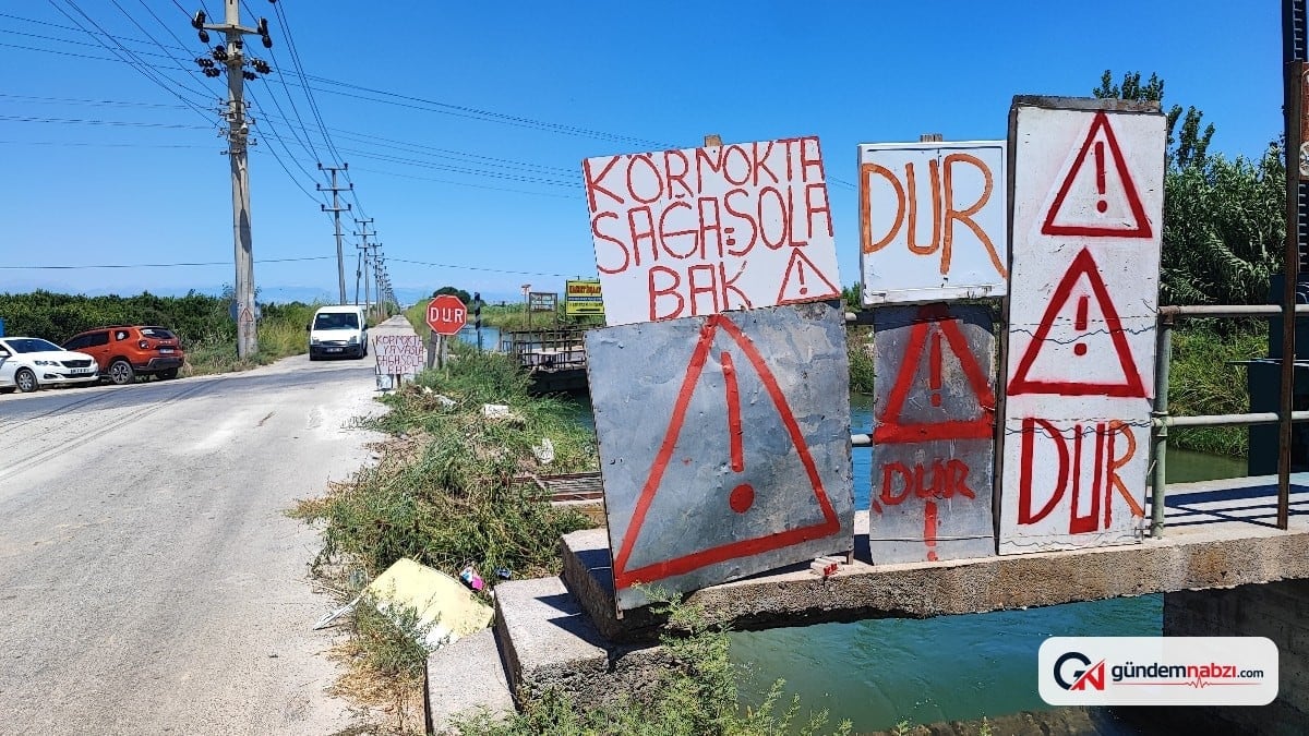 Adana'da kazaların sık yaşandığı yola vatandaşlar uyarı levhası yerleştirdi
