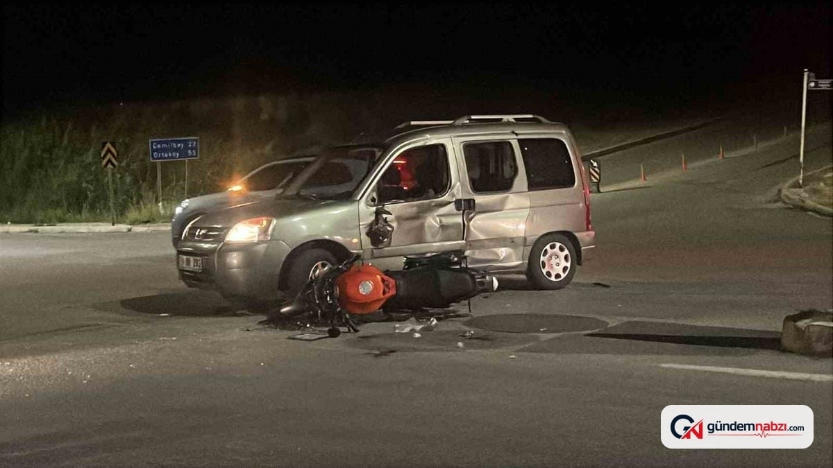Çorum'da motosiklet ile otomobil çarpıştı, 3 kişi yaralandı