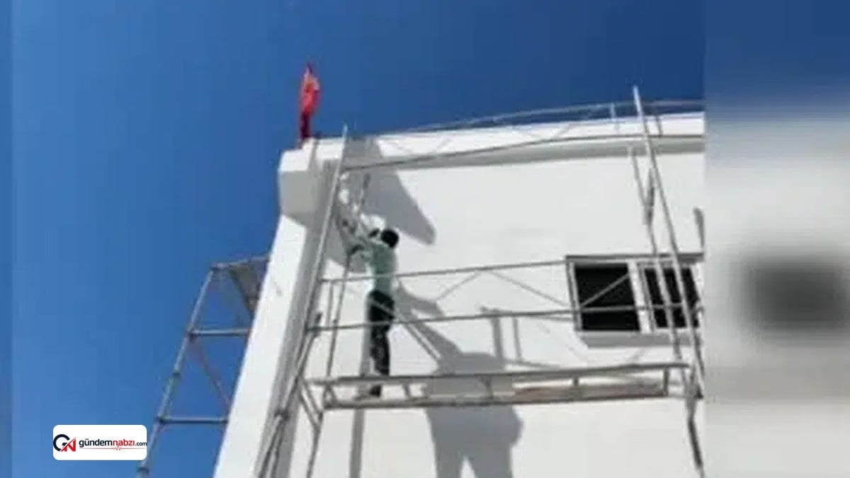 Türk bayrağını düzeltmek için inşaat iskelesine tırmandı