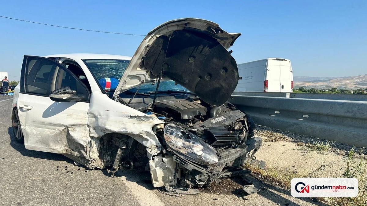 Manisa'da otomobil motosiklete çarptı: 1 ölü, 3 yaralı