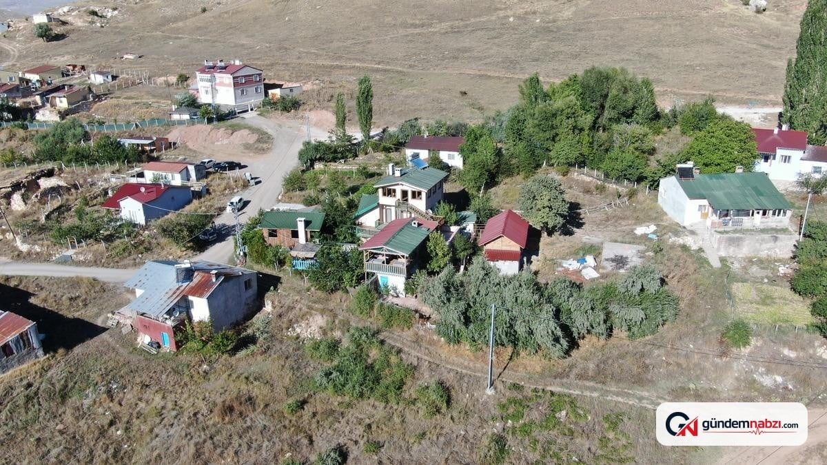 Sivas'ta emekli, köy evini kafeye çevirdi