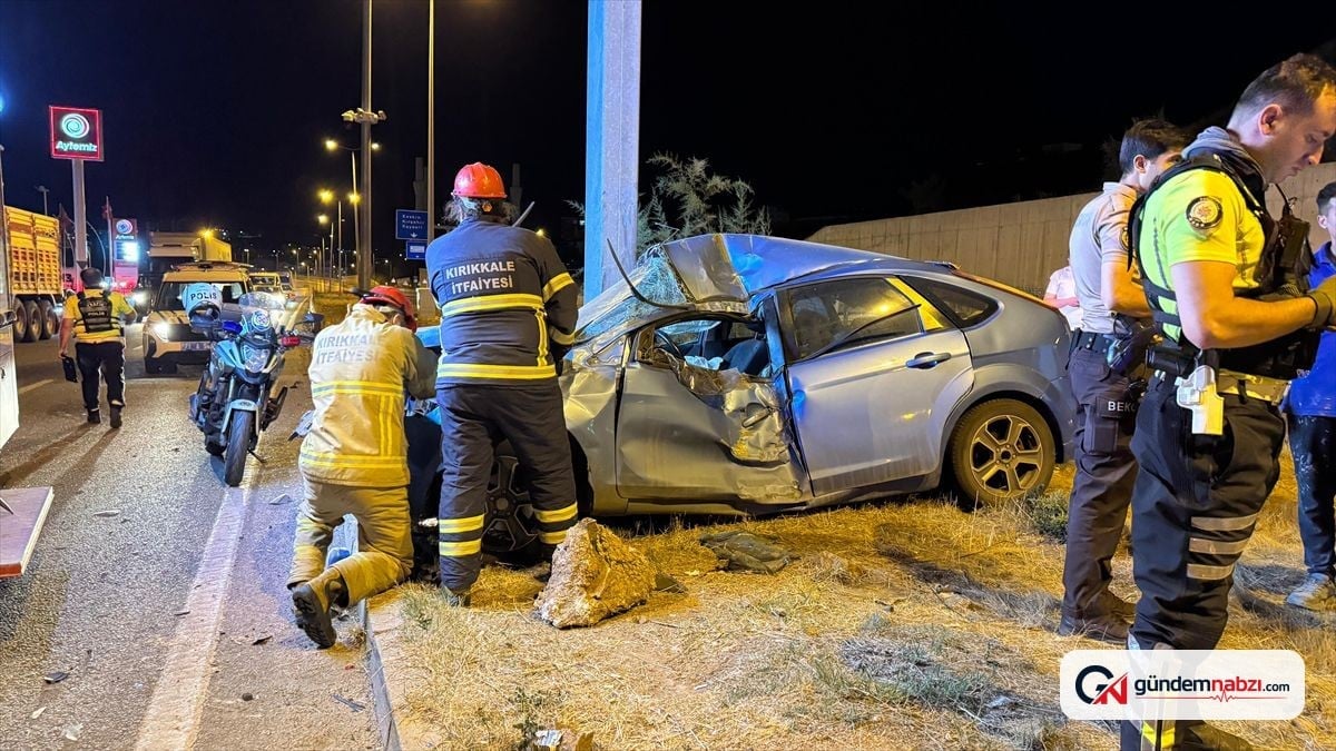 Kırıkkale'de otomobil direğe çarptı, sürücü yaralandı
