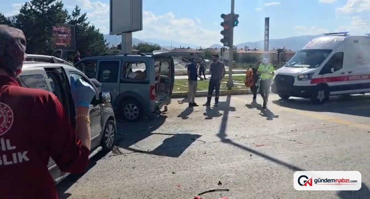 Erzincan'da iki hafif ticari araç çarpıştı: 4 yaralı