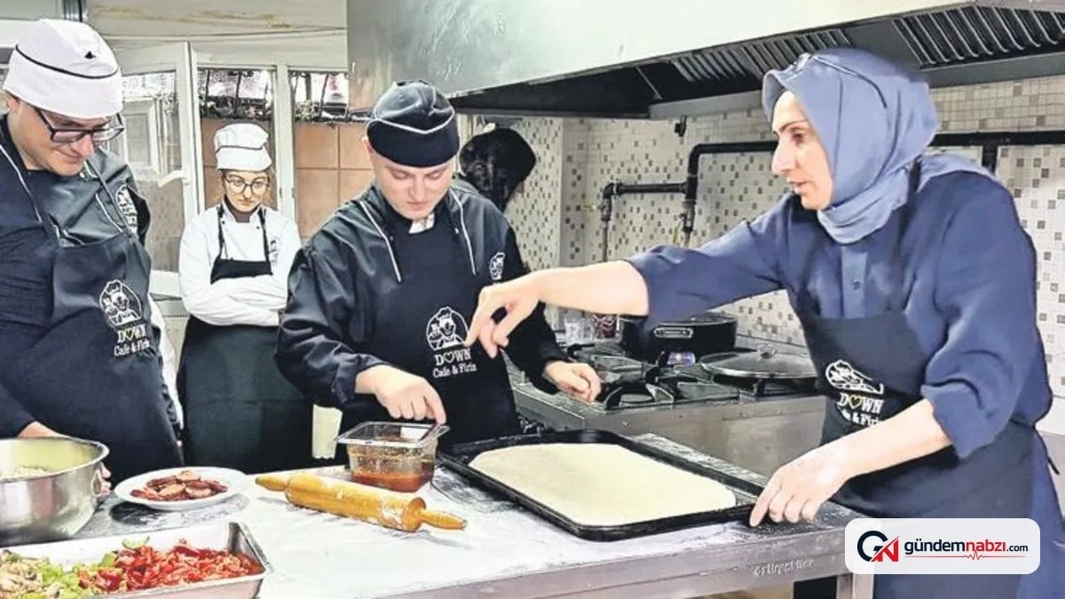 Engelli gençler kafede hayata hazırlanıyor