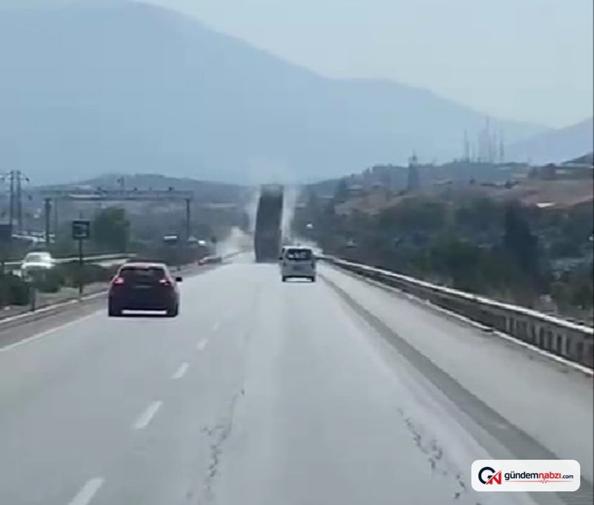 Denizli'de açık dorseyle giden tır EDS levhasını devirdi